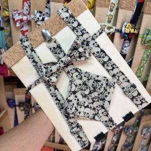 Calzador de calcetines con estampado de calaveras en blanco y negro sobre tablero de madera.
