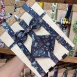 Cinta de tela con temática espacial para mascotas, en colores azul y detalles de cohetes y estrellas.