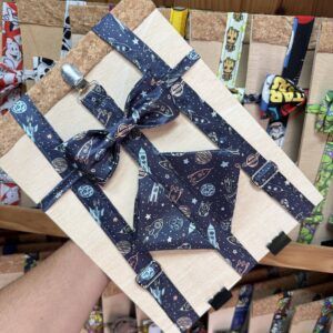 Cinta de tela con temática espacial para mascotas, en colores azul y detalles de cohetes y estrellas.