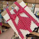 Correa de perro con estampado de corazones rojos y lazo rosa, hecha en madera y tela resistente. Ideal para mascotas en tiendas Carmenatis.