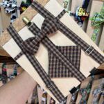 Cinturón de madera con tela de cuadros y lazo para niños, diseño divertido y original.