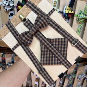 Cinturón de madera con tela de cuadros y lazo para niños, diseño divertido y original.