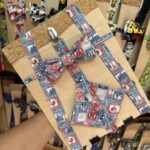 Cinturón con estampado de sellos postales en tonos rojos y azules para niños.