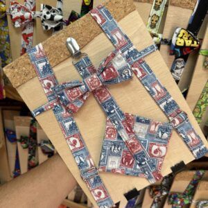 Cinturón con estampado de sellos postales en tonos rojos y azules para niños.