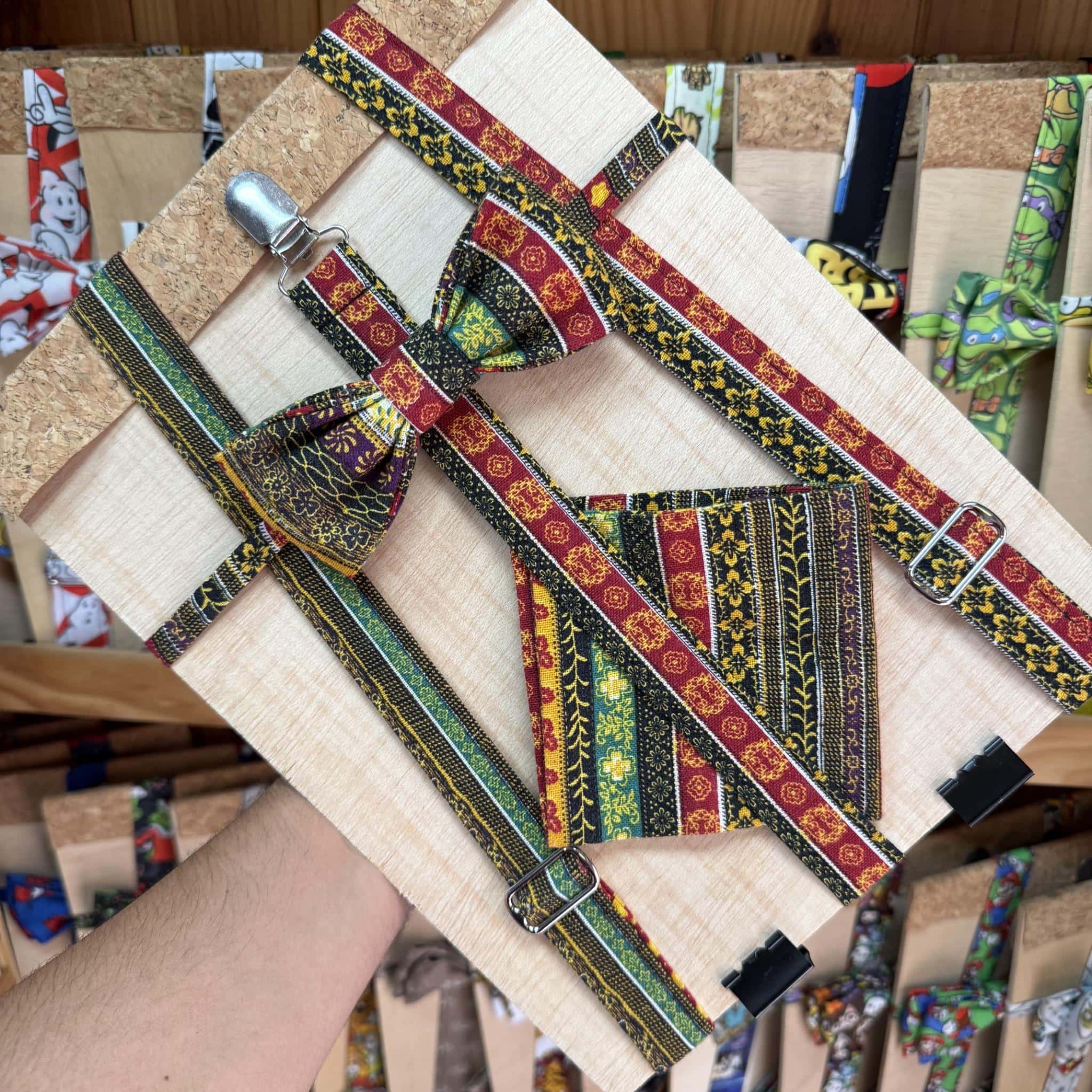 1. Lazo de tela tradicional de colores vibrantes y detalles intricados para artesanía y moda.