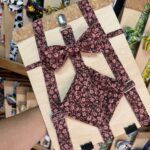 Cinta de tela con diseño floral rosa y morado, perfecta para accesorios y moda infantil.