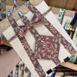 Llevar de corbata con diseño floral en tonos burdeos y verde.