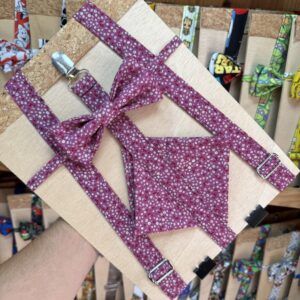 Varilla y lazo en tela a cuadros para protección en caballos, en color burdeos con puntos blancos.