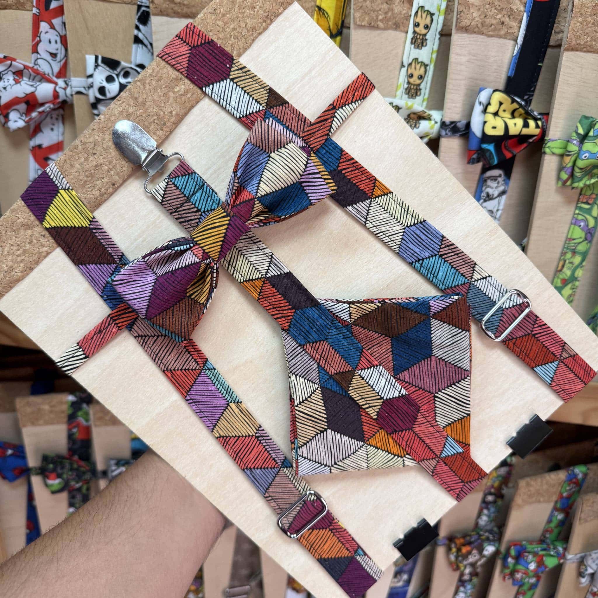 Colgante con diseño de patrones geométricos y coloridos, ideal para complementar tu look en Carmenatis.