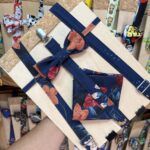 Tocado de cinta con diseño floral en tonos azules y terracota, ideal para accesorios de moda y eventos especiales.
