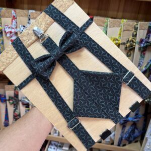 1. Corbatín de tela con patrón en tonos oscuros para accesorios de moda masculina.