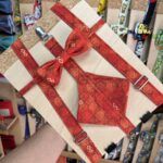 1. Accesorio con lazo y tirantes rojos con diseño tradicional, ideal para disfraces y eventos temáticos.