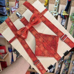1. Accesorio con lazo y tirantes rojos con diseño tradicional, ideal para disfraces y eventos temáticos.