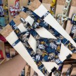 1. Correa para mascotas con estampado tropical en colores azul, blanco y mostaza.