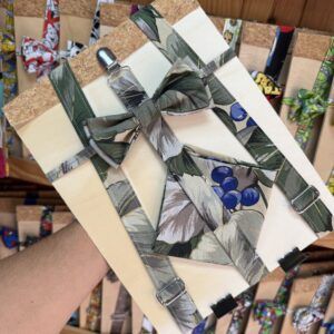 Sombrero con cinta a juego y lazo en estampado floral y frutos azules para mujer.