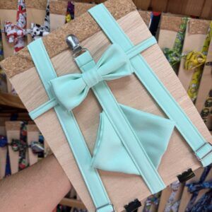 Alto texto: Cesta de regalo de madera con lazo y envío de tela en color menta para bebés y niños.