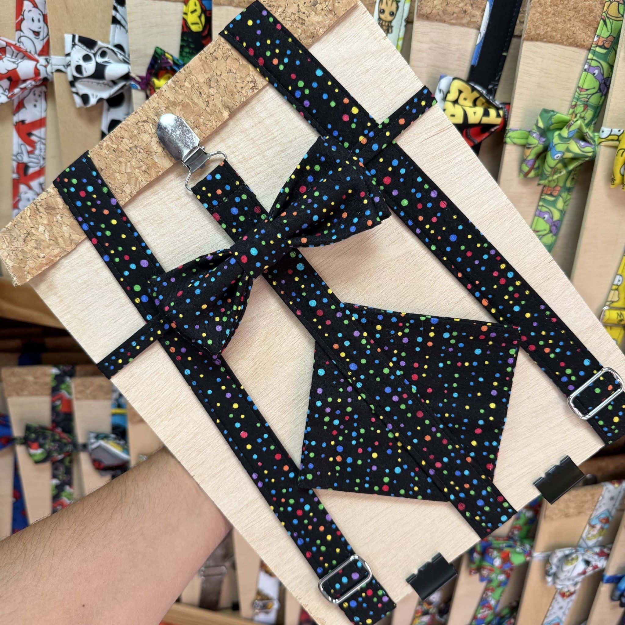 Colorido lazo de moda con puntos en fondo negro para niños y adultos.
