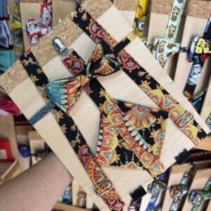 Cinturón y pajarita de tela con diseño colorido y vibrante para complementos de moda.