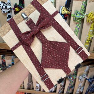Corbata de tela con estampado floral en tonos rojos, perfecta para eventos formales y casuales.