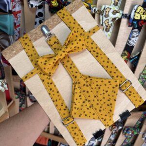 Tirantes amarillos con tréboles para niñas, ajustables y con lazo elegante, ideales para complementos de moda infantiles.