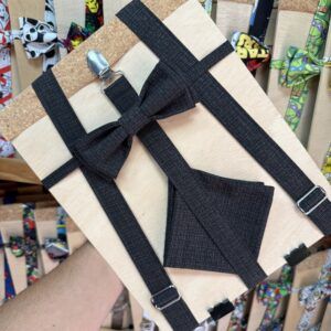 1. Lazo de moño negro en caja de regalo de madera con cinta negra elegante.