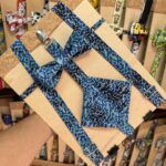 Correa para perros de tela con diseño musical en color azul, ajustable y segura.