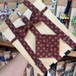 1. Corbata de tela con patrón floral y lazo a juego en tono burdeos para niños.