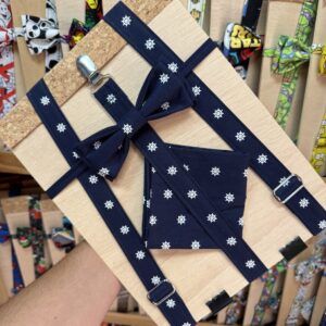 1. Corbata y gorra de tela con diseño de estrellas blancas sobre fondo azul marino.