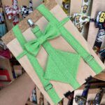 Cinta de tela verde con lazo, estilo original y divertido, para accesorios o decoración.