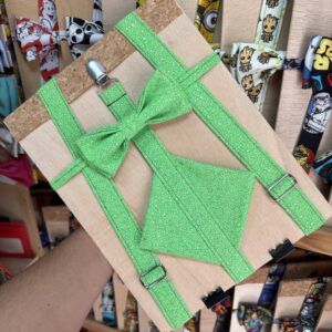 Cinta de tela verde con lazo, estilo original y divertido, para accesorios o decoración.