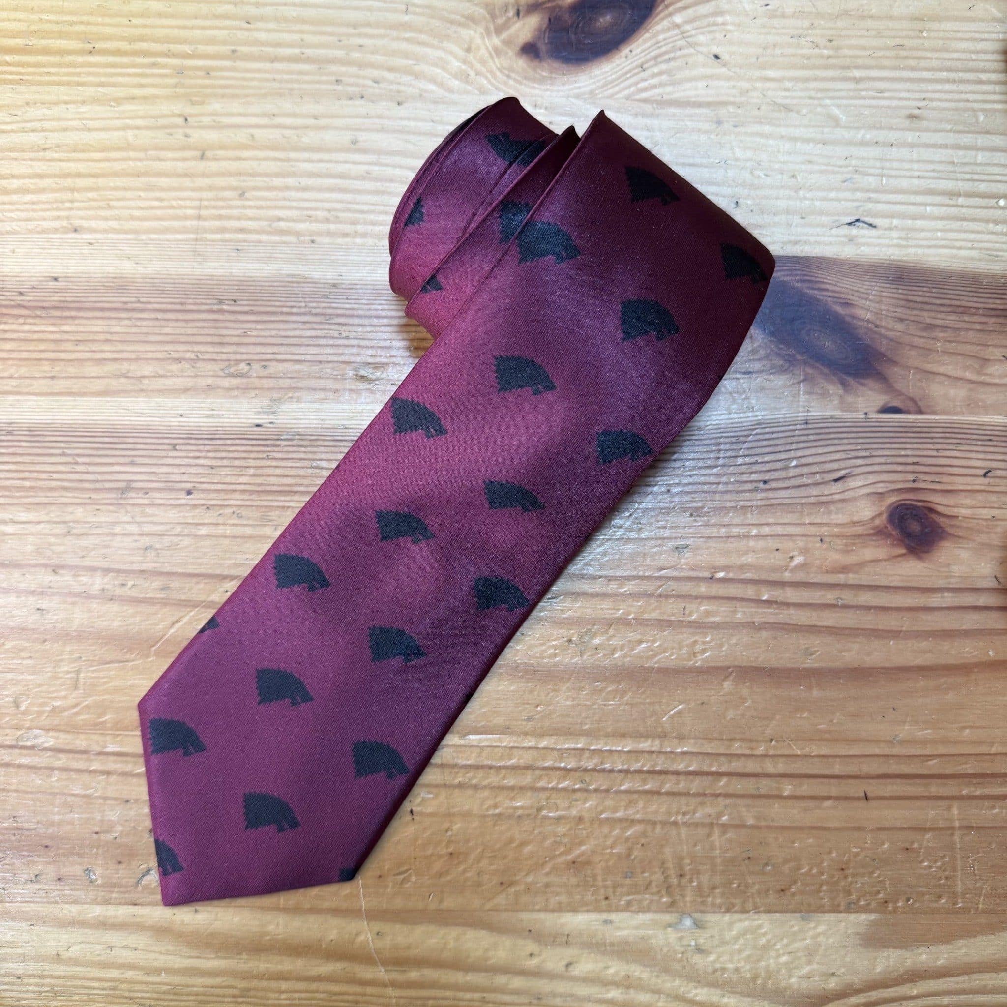 Corbata burdeos con diseño de manchas negras, elegante y perfecta para eventos formales y oficina.
