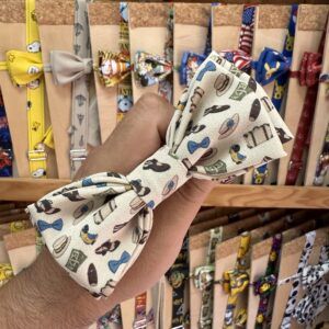 Lazo de tela con estampado divertido y colorido, ideal para accesorios y decoraciones.
