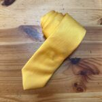 Cinturón amarillo de jacquard para vestir elegante y sofisticado.