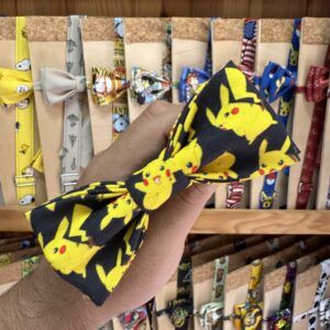 Pareja de diademas y accesorios con temática de Pokémon, en colores brillantes y diseños de Pikachu. Perfectos para fanáticos del anime y cosplay.