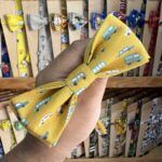 Cinta con estampado de trenes para niños en color amarillo vibrante.