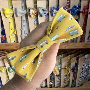 Cinta con estampado de trenes para niños en color amarillo vibrante.