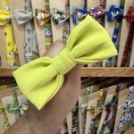 1. Lazo de diadema en color amarillo neón, ideal para accesorios de cabello divertidos y modernos.
