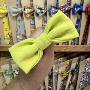1. Lazo de diadema en color amarillo neón, ideal para accesorios de cabello divertidos y modernos.