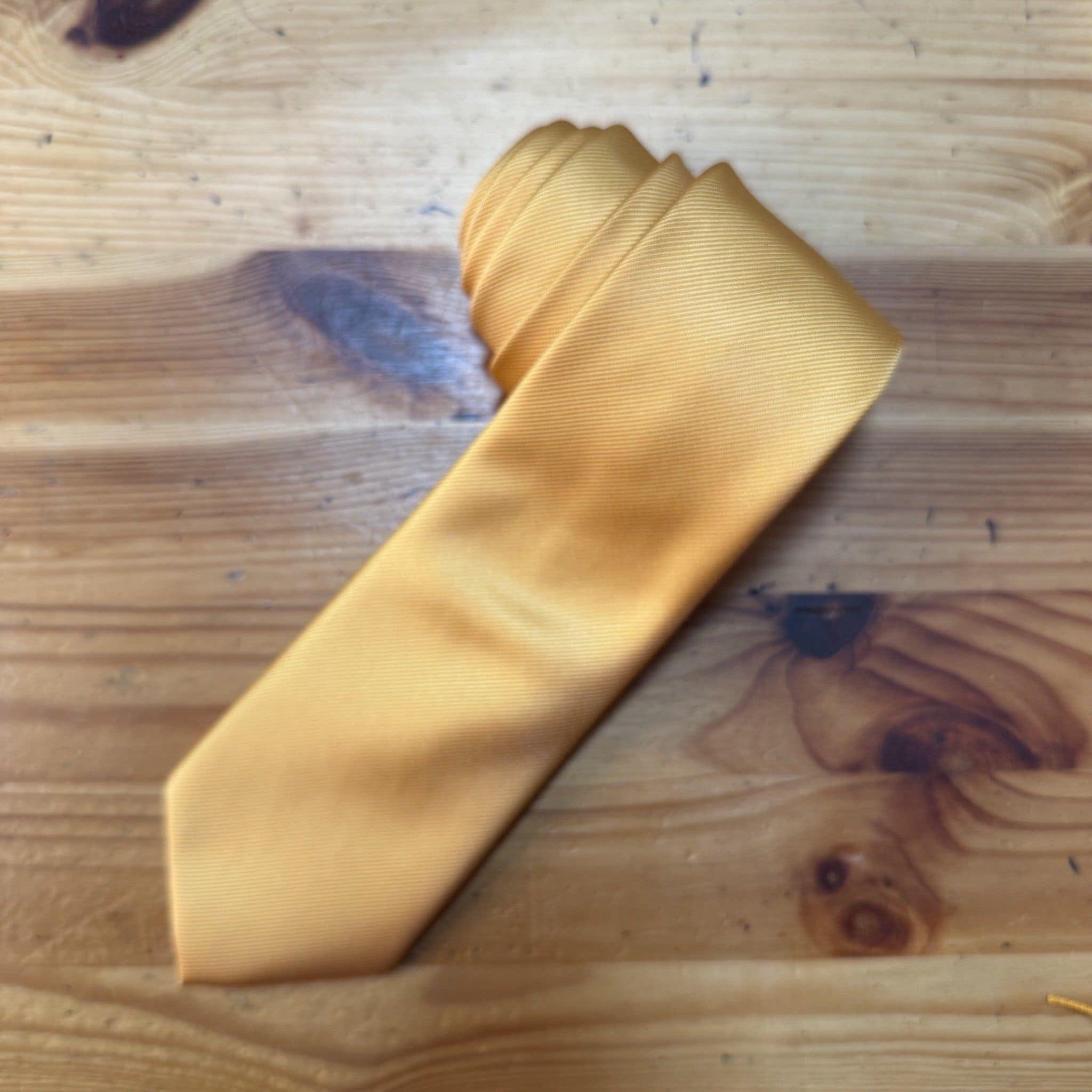 Cinta de seda dorada para complementos de moda y accesorios elegantes.