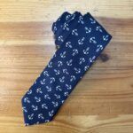 1. Corbata con estampado de anclas marinas en color azul marino y blanco.