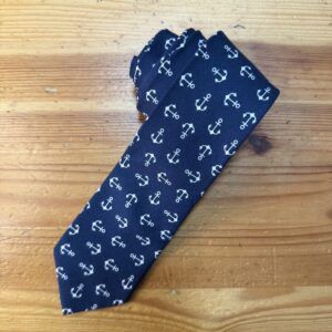 1. Corbata con estampado de anclas marinas en color azul marino y blanco.