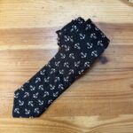 Coloridos calcetines con estampado de anclas marinas. Diseño náutico, moda y estilo para pies cómodos y elegantes.