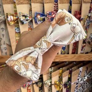 1. Diadema de tela con personajes Disney para niñas y niños, estilo Disney baby y accesorios divertidos.