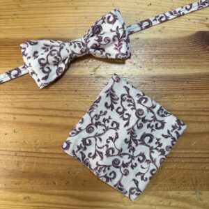 1. Pañuelo y corbata de tela con diseño floral en tonos morados y beige para mujer.