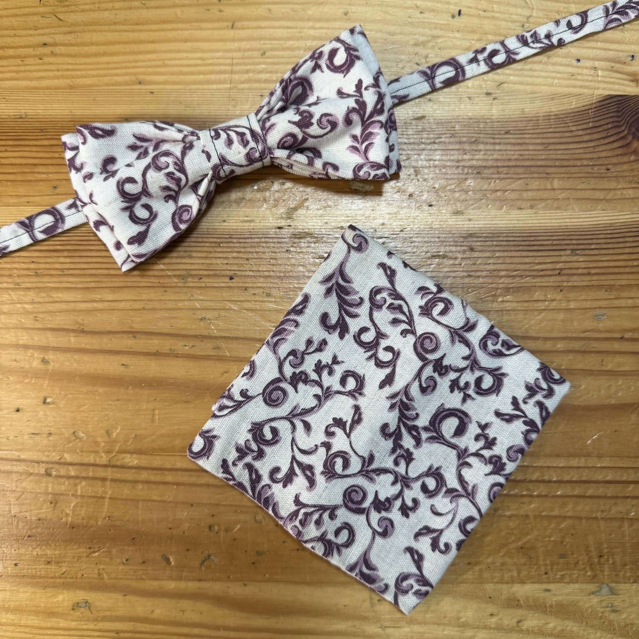1. Pañuelo y corbata de tela con diseño floral en tonos morados y beige para mujer.