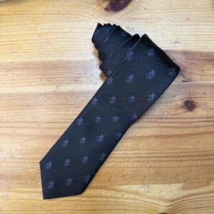 Corbata negra de seda con diseño elegante para ocasiones formales y eventos especiales.