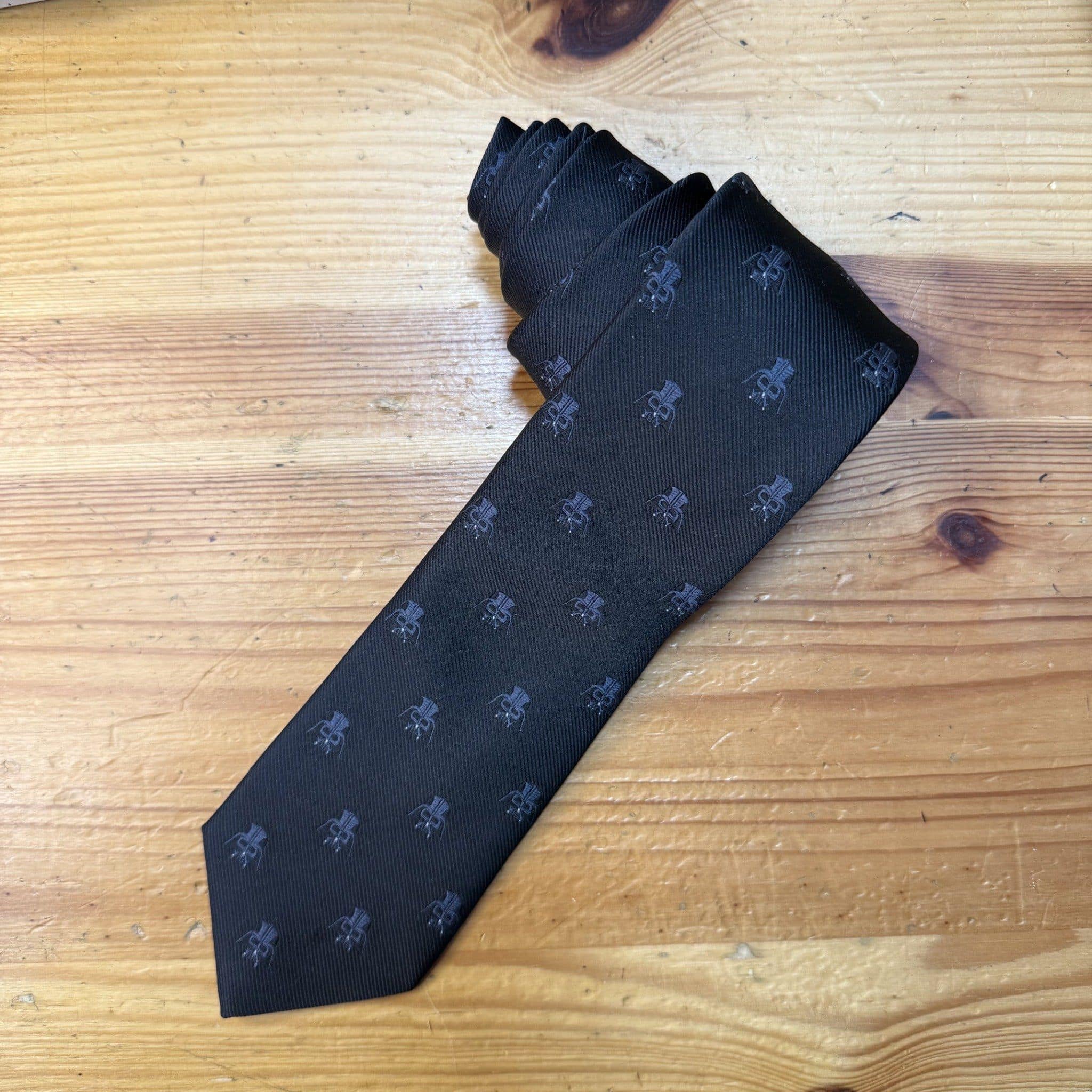 Corbata negra de seda con diseño elegante para ocasiones formales y eventos especiales.