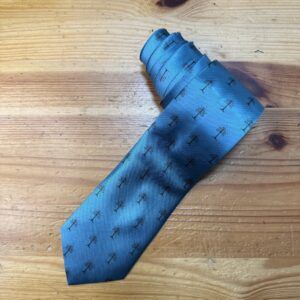 Corbata azul con logotipo de Carmenatis, elegancia y estilo en accesorios de moda.