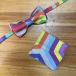 Corbata de tela con estampado colorido, accesorios de moda en diseño vibrante.