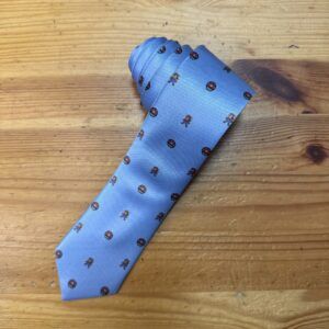 Corbata azul con estampado de Pokémon, ideal para ocasiones formales y casuales. Diseño divertido y exclusivo de Carmenatis.